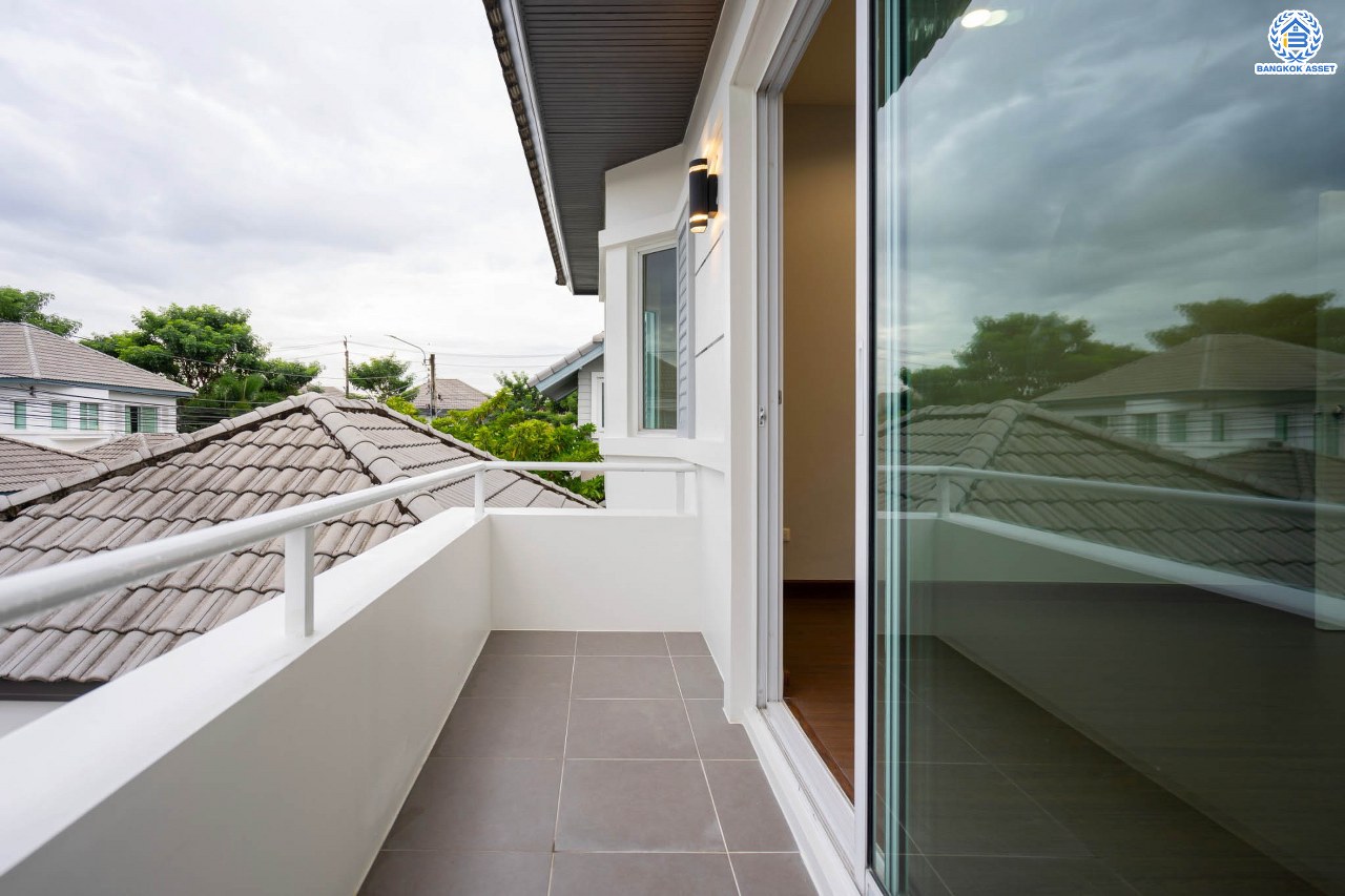 บ้านมือสองตกแต่งใหม่ โครงการ ชวนชื่นโมดัส ราชพฤกษ์-ท่าอิฐ เนื้อที่กว่า 53 ตร.ว. พร้อมฟังก์ชัน 3 ห้องนอน 3 ห้องน้ำ จอดรถได้ 2 คัน บนทำเลศักยภาพ เชื่อมต่อถนนรัตนาธิเบศร์ และถนนราชพฤกษ์ ทำเลใจกลาง 2 เซ็นทรัล ใกล้รถไฟฟ้า "สถานีบางรักน้อยท่าอิฐ"